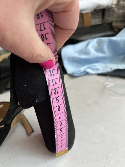 Продам босоніжки замшеві