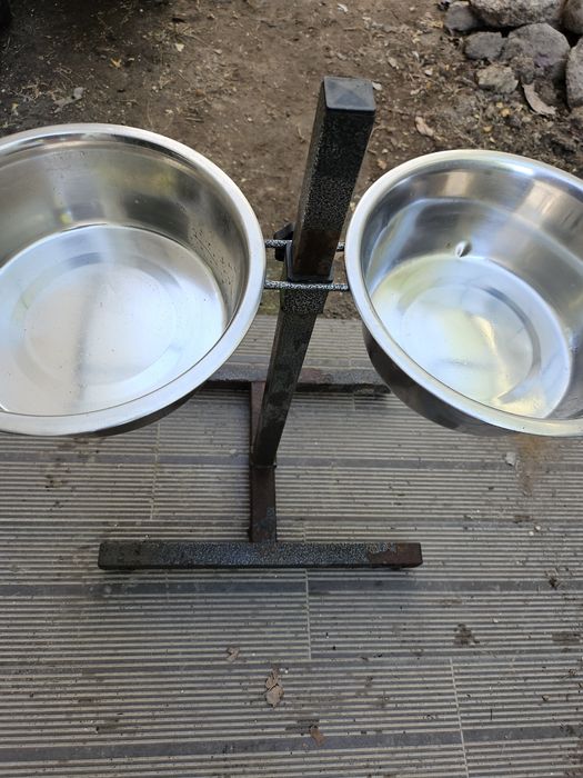 Comedouro ajustável amovível