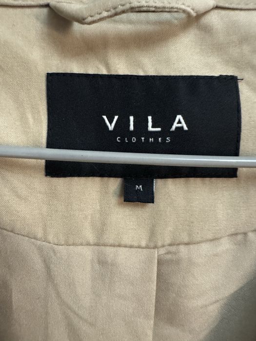 Жіночий весняний тренч