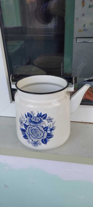 набір емальованих бідонів та чайників з візерунками