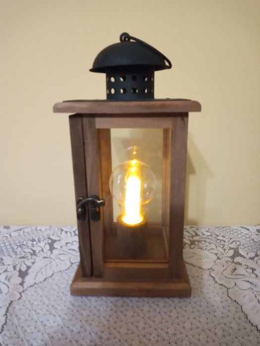 Latarnia z drewna.