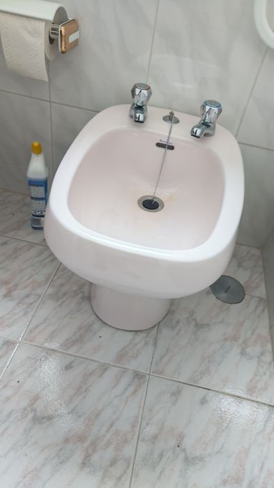 Sanitários, torneiras, toalheiros