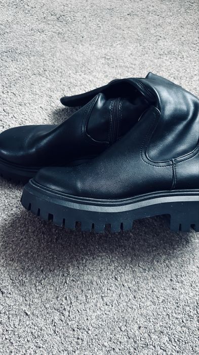 Жіночі чобітки-панчохи.