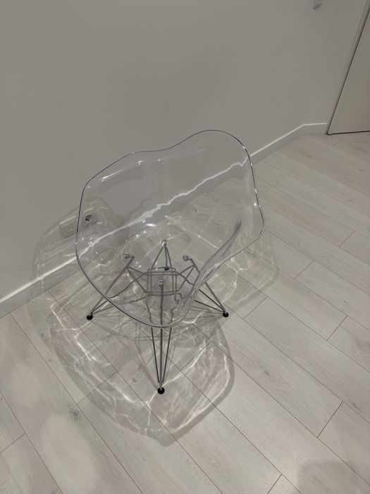Cadeira em acrelico com pés inox