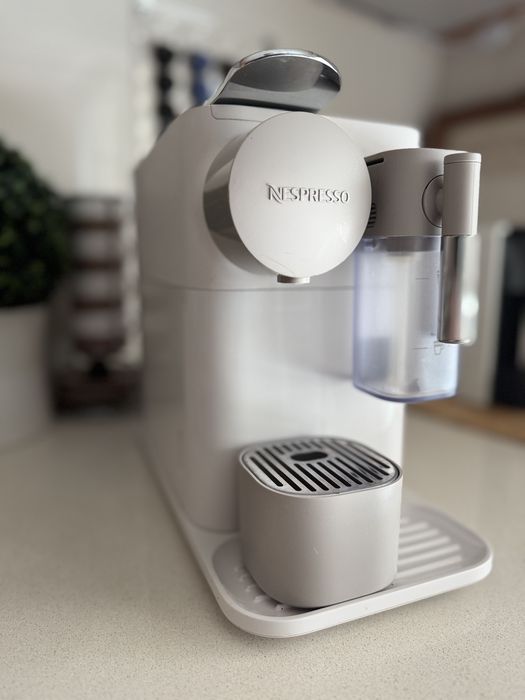 Máquina de Café DELONGHI Nespresso Lattissima One