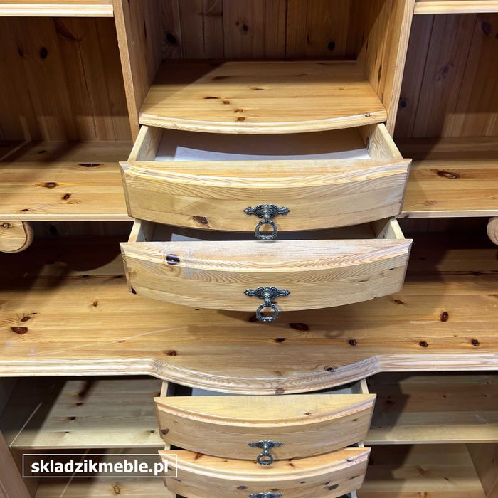 120925 Skandynawski kredens sosnowy z zaokrąglonymi frontami, ciekawy