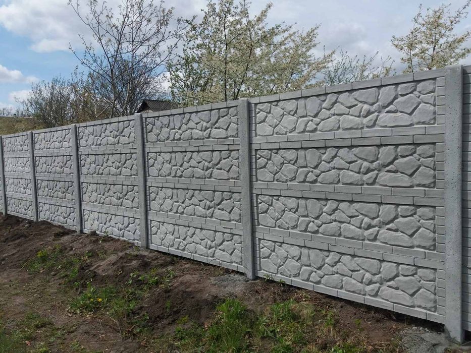 Залізобетонний забор, паркан. Огорожі. Ворота. Бетонні стовпи.