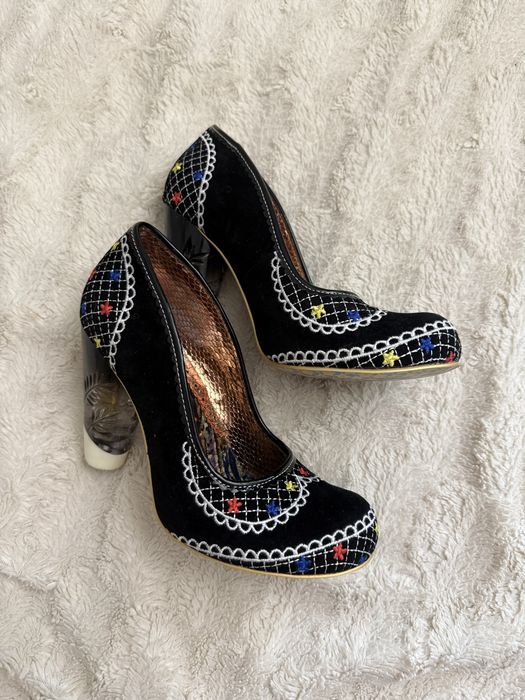 Unikatowe czółenka Irregular Choice 38 zamsz przezroczysty obcas lucite retro folk