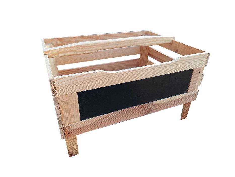 Skrzynia drewniana z tabliczką opisową