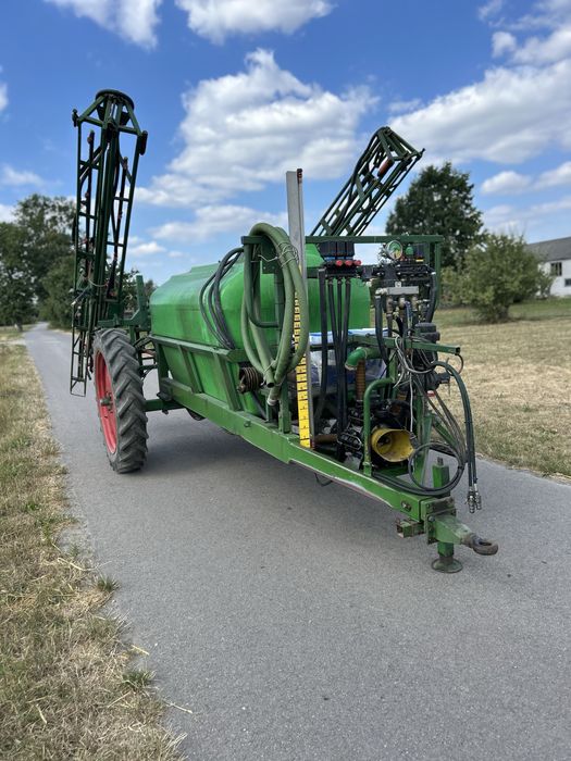 Opryskiwacz ciągany 2000 l