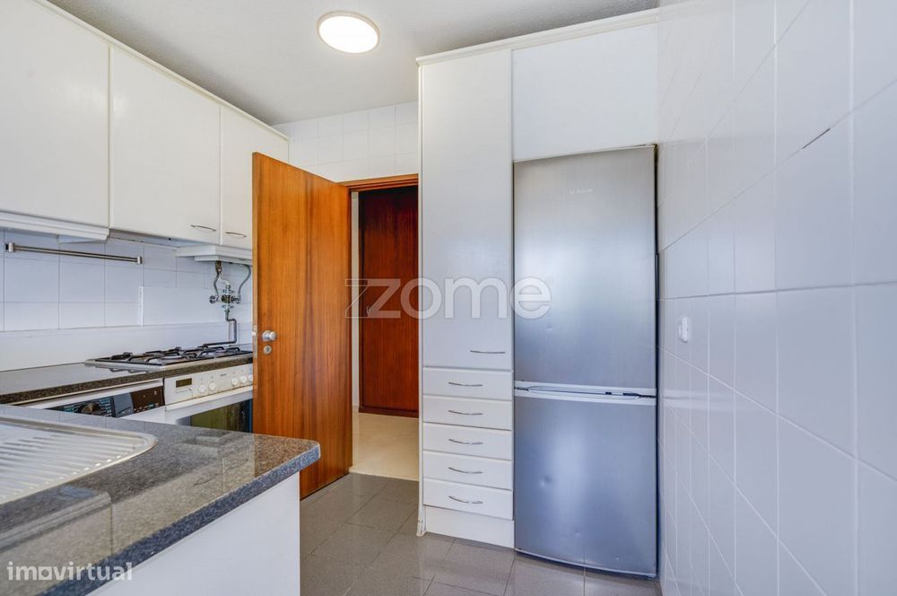 Apartamento T2 com Garagem para Arrendamento - Metro do Campo Grande