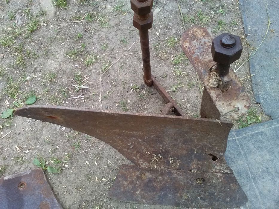 Продам два плуги і полицю запасну із леміхом.