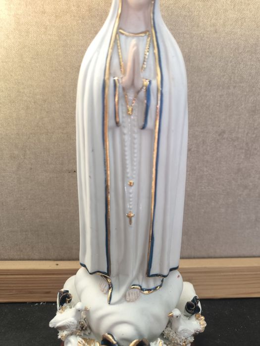 Imagem de Nossa Senhora de Fátima em porcelana 
​A base representa a apa