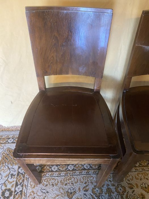 Cadeiras antigas em madeira