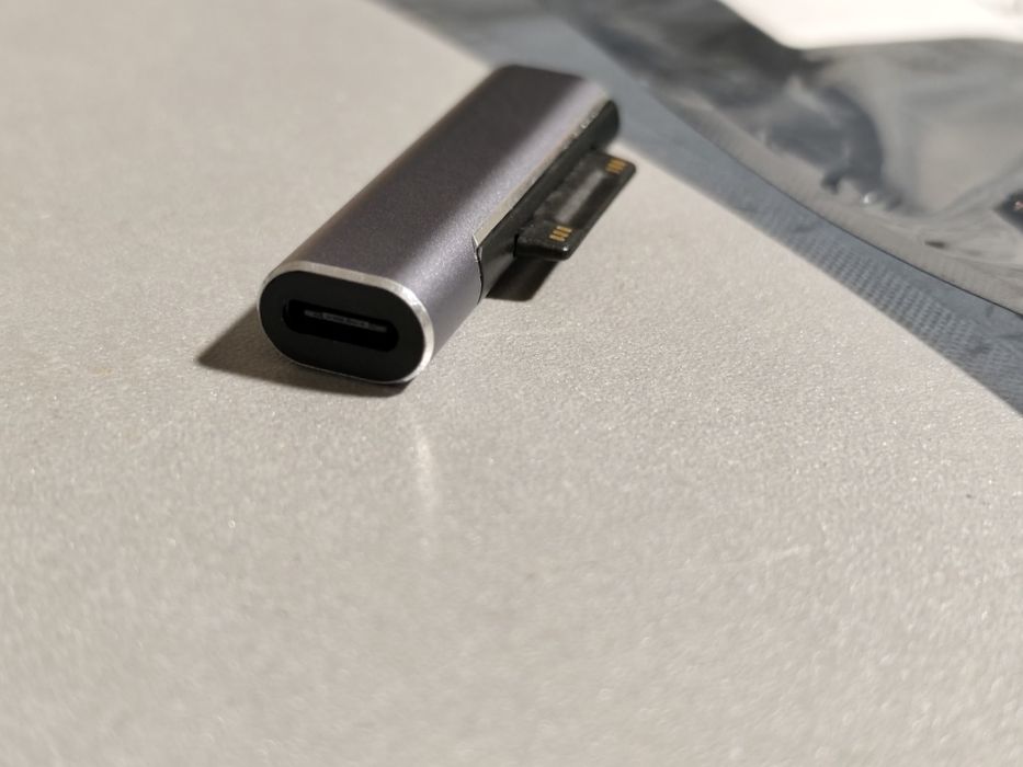adapter ładujący USB-C do Microsoft Surface o mocy 102 W.