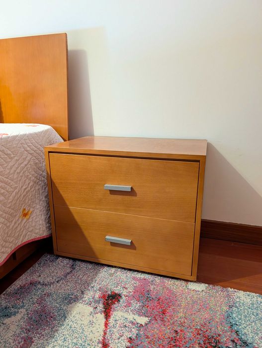 Quarto de Casal: cama, mesinhas de cabeceira e camiseiro