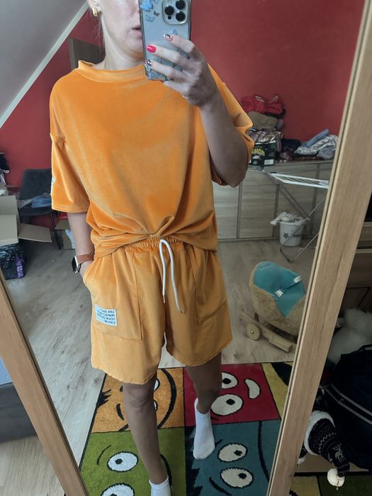 Welurowy, krotki dres damski