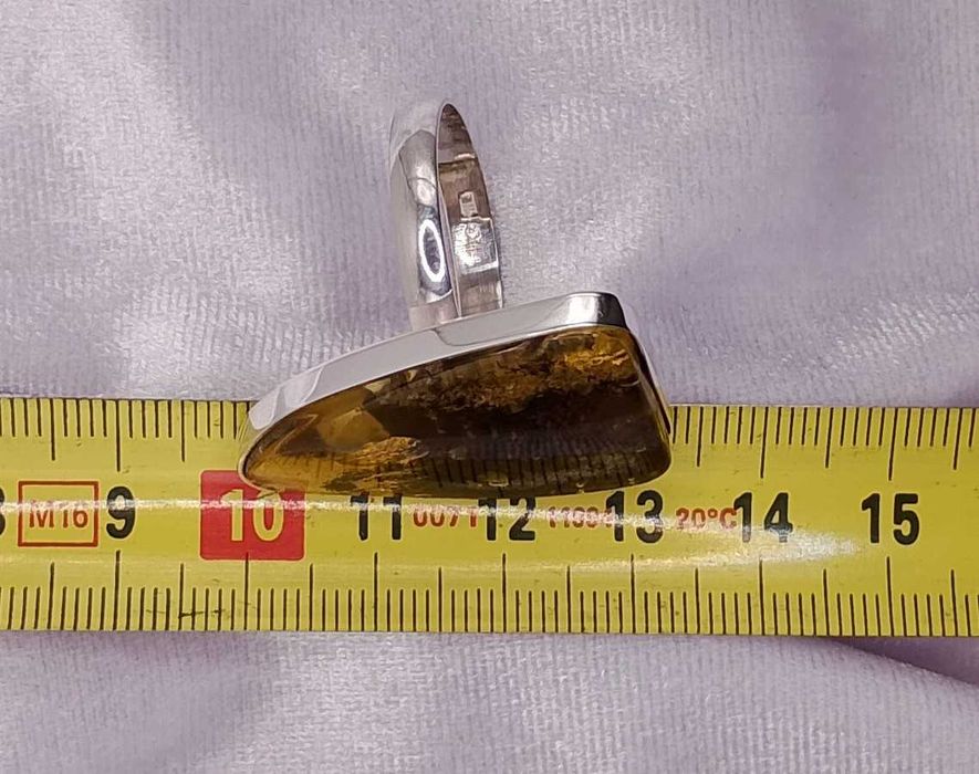 Srebrny pierścionek z bursztynem