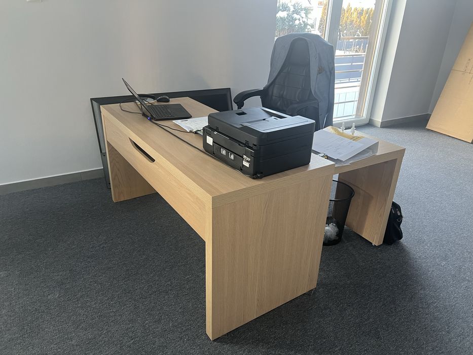 Biurko z wysywanym blatem