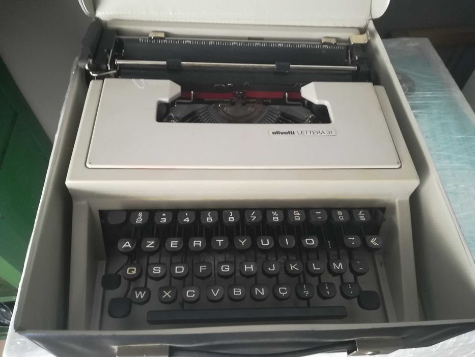 Máquina de escrever com estojo  Olivetti Lettera 31