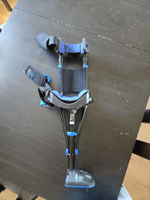 Muleta canadiana ortotese iWalk para andar