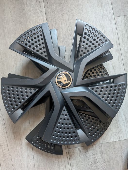 Oryginalne nakładki/kołpaki na felgi aluminiowe typu Hadar 15' Skoda Fabia