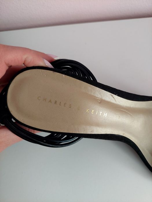 Czarne sandałki na koturnie Charles keith 36