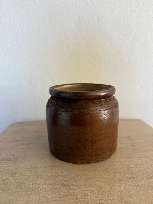 Pote antigo em grés castanho, 12 cm de diâmetro e 12 cm de altura.
