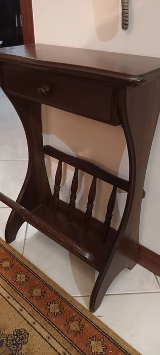 Vendo móvel em madeira para revistas