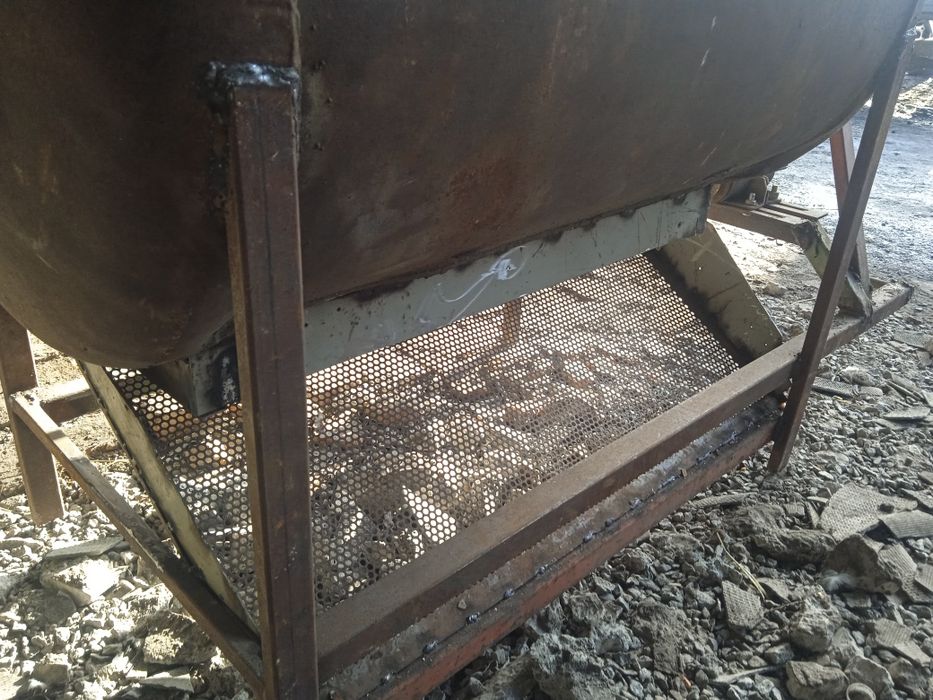 Кукурудз'яна дробарка , дробірка кукурудзи, в початках.