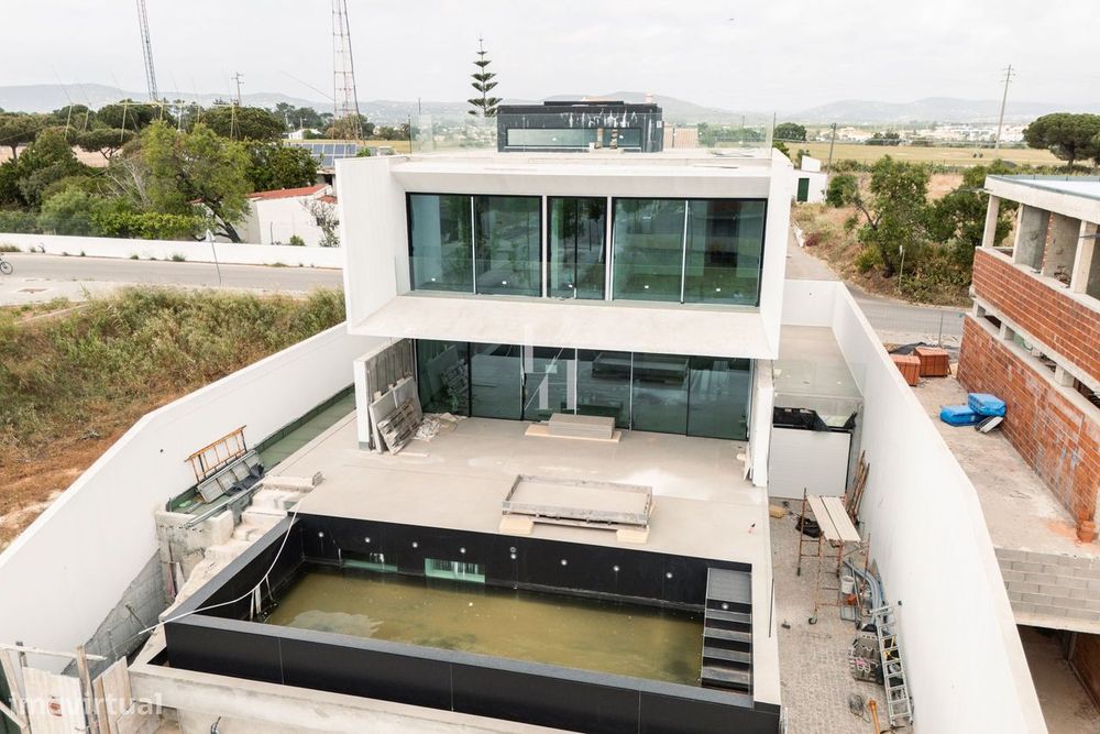 Moradia T4+3 para venda nas Gambelas, em Faro
