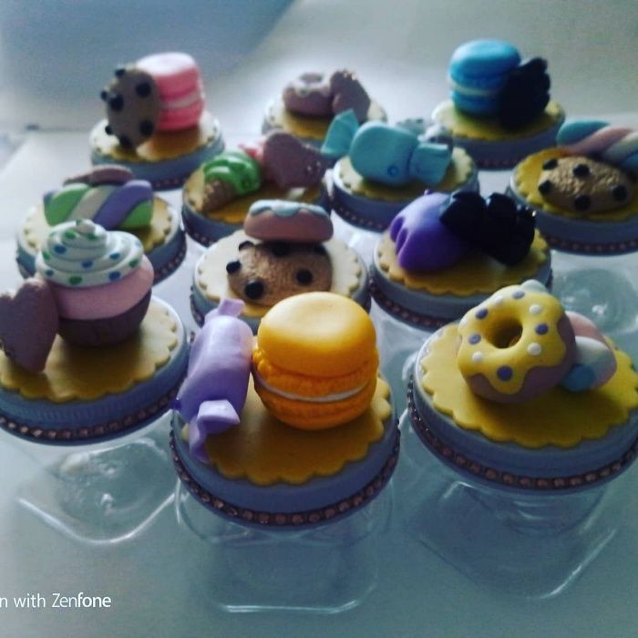 Topos de bolo e artigos para festas em biscuit