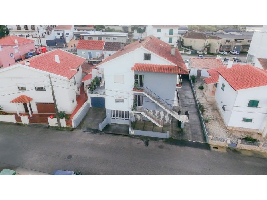 Armazém com áreas generosas para vários fins