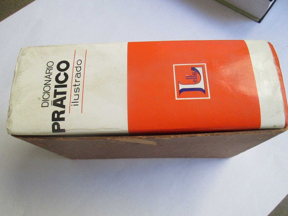 Dicionário Prático Ilustrado Lello, edição encadernada em caixa
