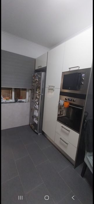 QUARTO grande com  despesas incluídas 450€   autocarro á porta e  a 5 minutos do COMBOIO.