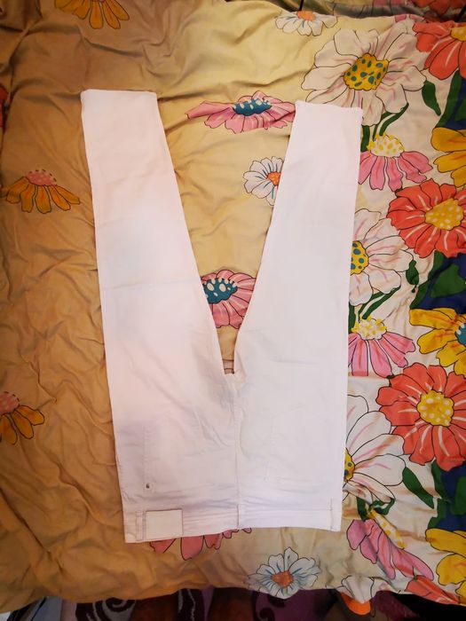 Белые мужские джинсы