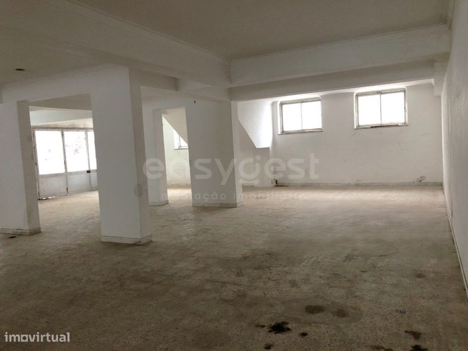 Loja com 210m² em cave com acesso direto à rua
