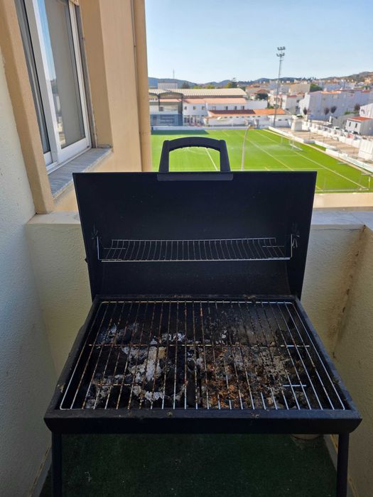 Churrasqueira/Barbecue a Carvão com Tampa + Função Fumeiro