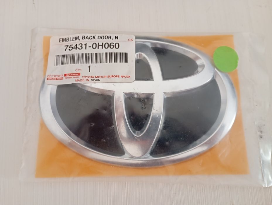 Símbolo Toyota novo no plástico