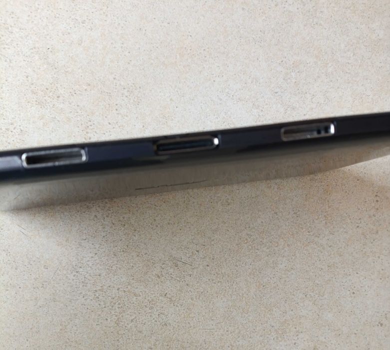 Планшети Asus 2шт. (неробочі)