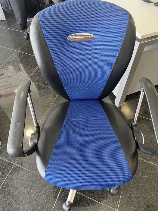 Cadeira escritório azul e preta