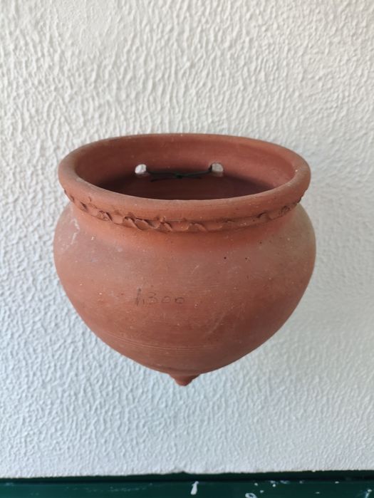 Vaso de argila usado para pendurar na parede