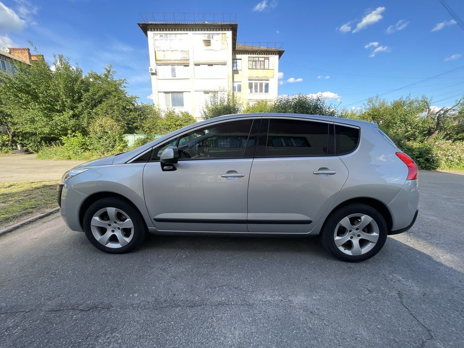Автомобіль Пежо 3008
