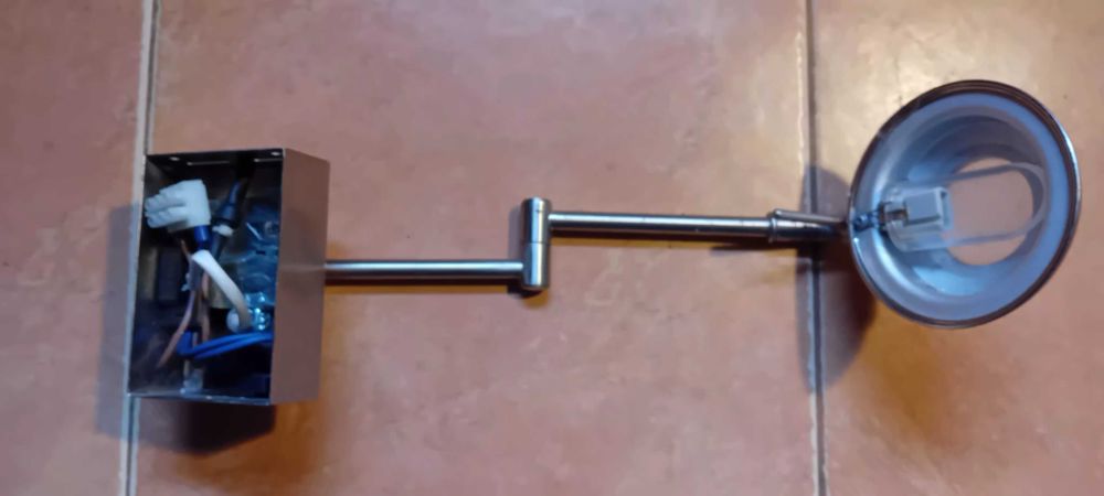 Candeeiro dobrável para montar na parede, ideal por cima da cama