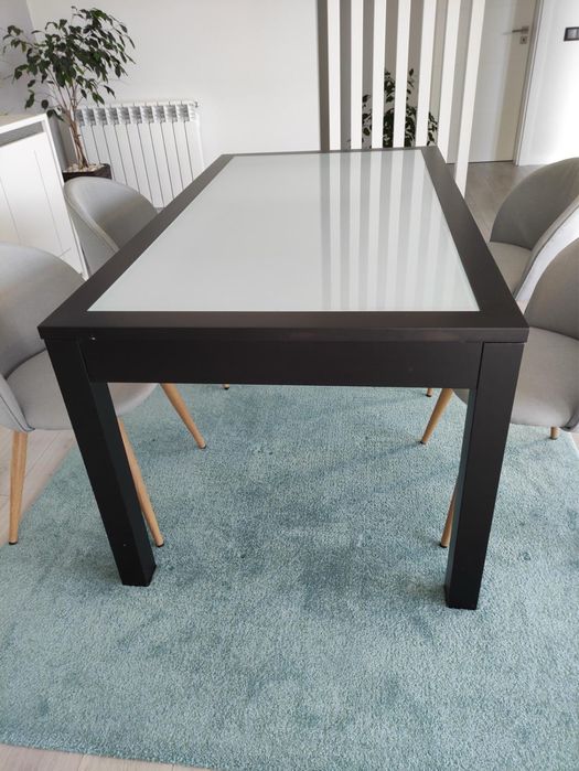 Mesa jantar extensível preta com tampo de vidro