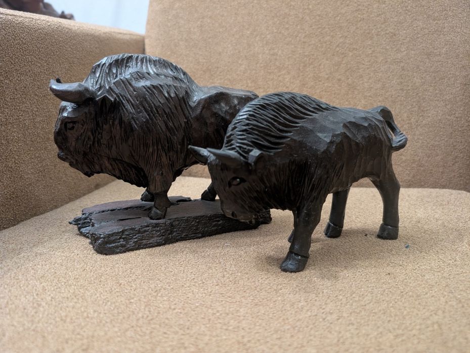 drewniana figurka żubra na podstawie. 1 szt. Wymiary 19x17cm