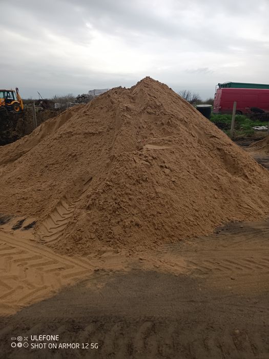 Цемент м 550 отличного качества 
Песок речной 500 грн
Песок беляевский