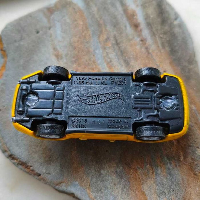 Hot Wheels Porsche Carrera 1996 com rodas alteradas