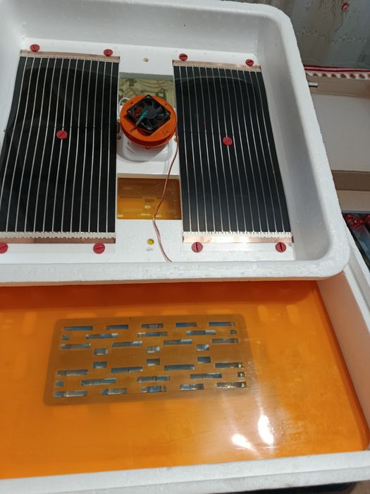 Інкубатор з автоматичним переворотом