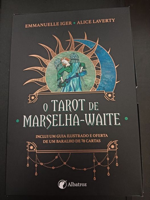 Vendo livros de Tarot dois com cartas novos .